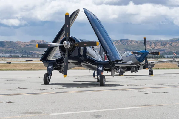 Corsair avec ailes pliées sur l'écran — Photo