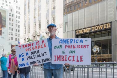 Bir protestocu Cumhurbaşkanı Donald Trump karşı