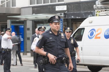 Sokaklarda polis memuru