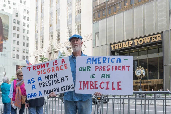 Een demonstrant tegen President Donald Trump — Stockfoto
