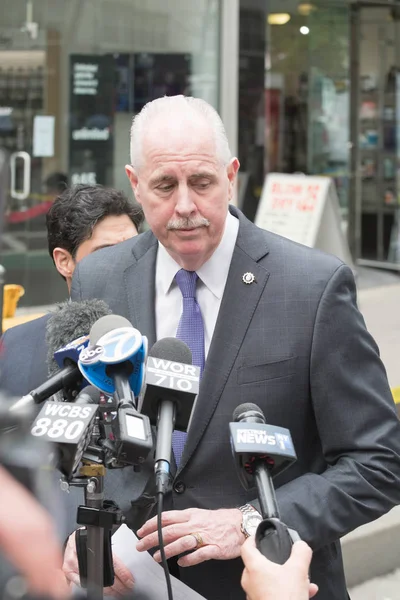 James o 'neill, nypd kommissar wendet sich an Journalisten — Stockfoto