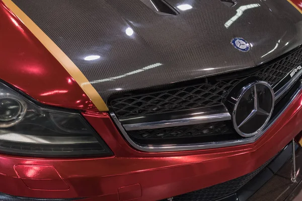 Mercedes-Benz emblem on display — Stock Photo, Image