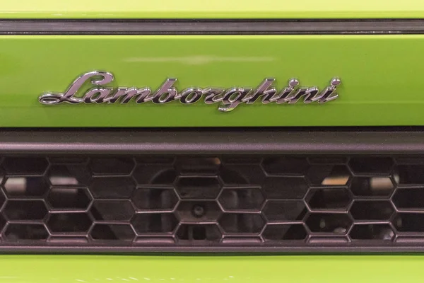 Эмблема Lamborghini на выставке — стоковое фото