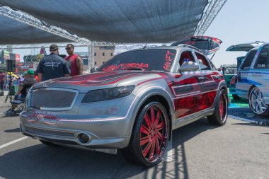 Infiniti Suv Dub göstermek tur sırasında ekranda