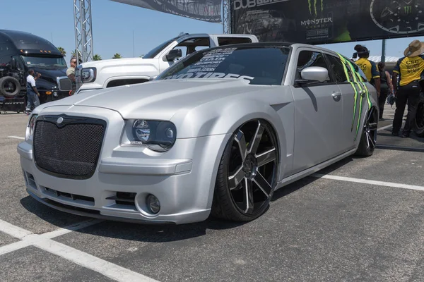 Chrysler 300 vagão em exposição durante DUB Show Tour — Fotografia de Stock