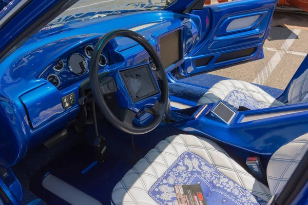 Custom sport car on display during DUB Show Tour — Stock Photo, Image