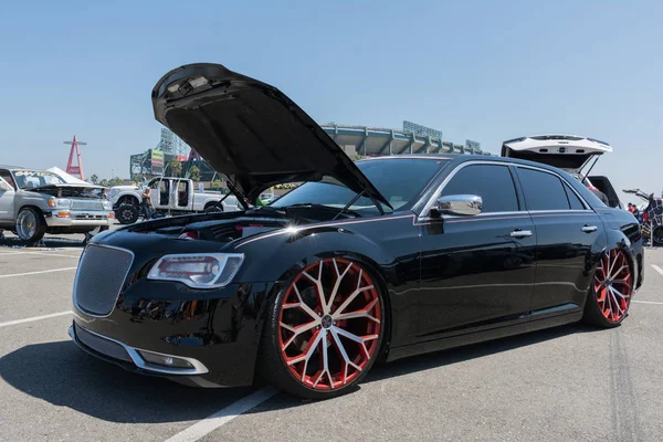 Chrysler 300 na wyświetlaczu podczas Dub Show Tour — Zdjęcie stockowe