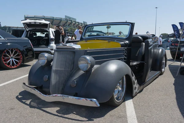 Vintage Hot Rod tentoongesteld tijdens Dub Show Tour — Stockfoto