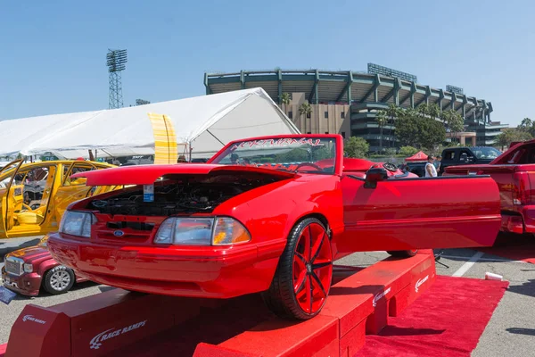 Ford Mustang Convertible en exhibición durante DUB Show Tour —  Fotos de Stock