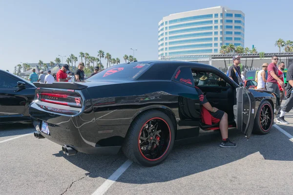 ダブ表示のツアー中にディスプレイ上のダッジ ・ チャレンジャー Srt8 — ストック写真