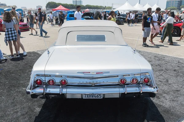 Chevrolet Impala en exhibición durante DUB Show Tour — Foto de Stock