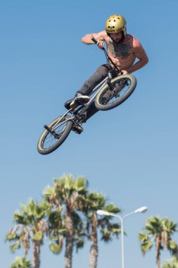 Bmx sürücüsü Dub göstermek tur sırasında atlamak Bisiklet yapma