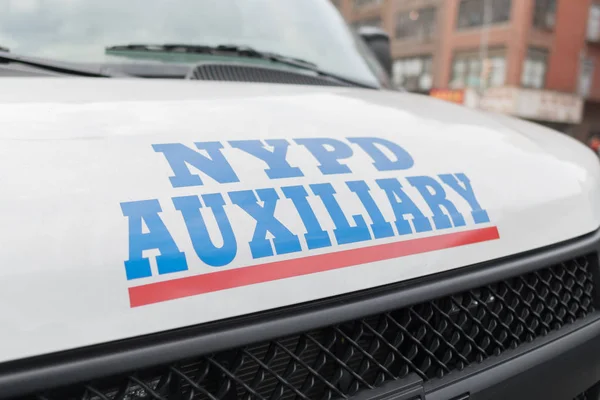 Nypd new york police department hilfsfahrzeug auf der straße. — Stockfoto