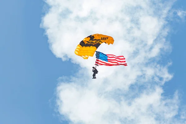 A member of the U.S. Army Golden Knights parachute team flys the — Stock Photo, Image