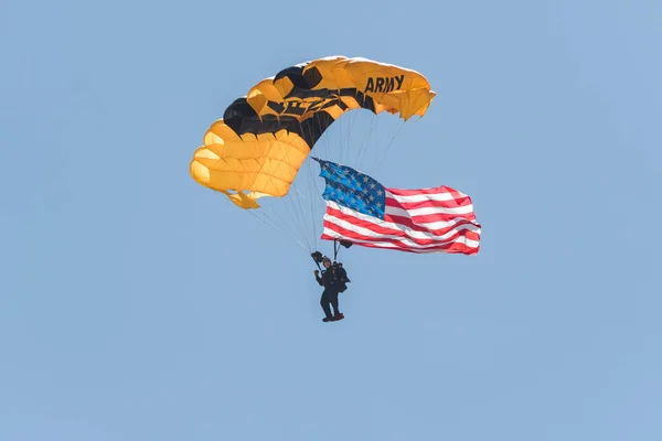 A member of the U.S. Army Golden Knights parachute team flys the — Stock Photo, Image