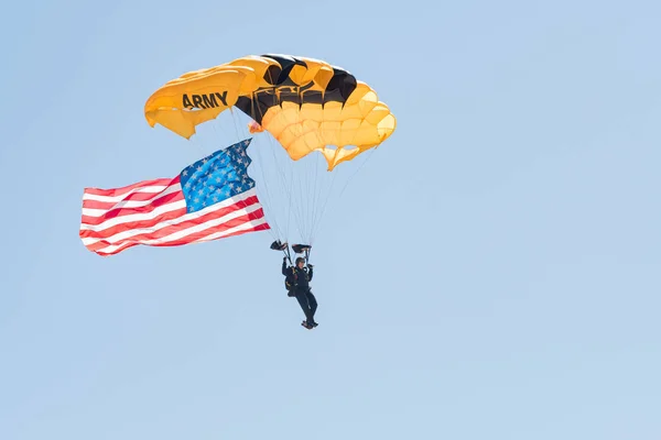 米陸軍ゴールデンナイツのメンバー パラシュート チーム flys、 — ストック写真