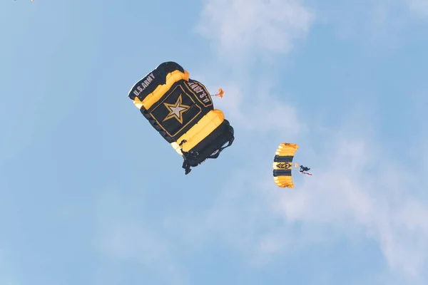 Equipo de Paracaidistas del Ejército de los Caballeros Dorados actuando en el Miramar Air —  Fotos de Stock