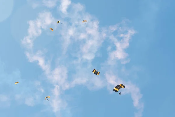 Złoty Rycerzy Army spadochron zespołem wykonującym w Miramar Air — Zdjęcie stockowe