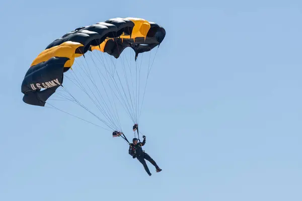 Złoty Rycerzy Army spadochron zespołem wykonującym w Miramar Air — Zdjęcie stockowe