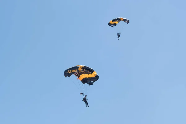 Golden Knights Army Parachute Team performing at the Miramar Air — Stock Photo, Image