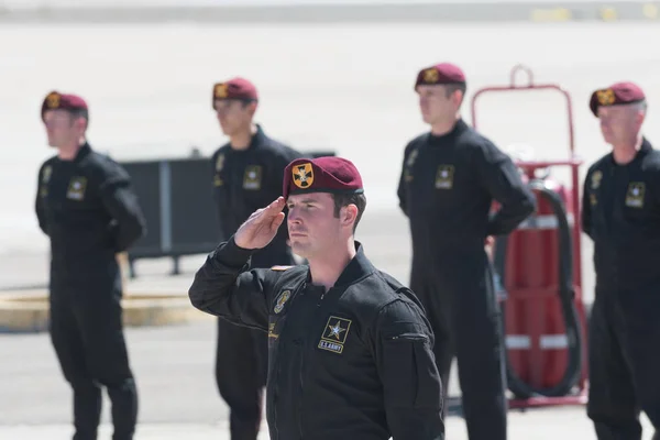 L'équipe de parachutistes de l'Armée des Chevaliers d'Or se produit au Miramar Air — Photo