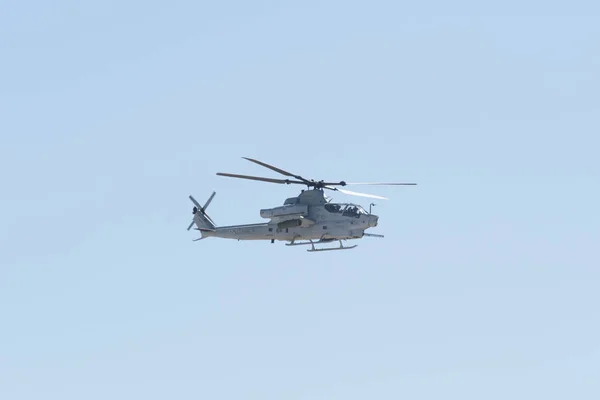 Hélicoptère AH-1 Cobra de la marine américaine effectuant des performances au Miramar Air Sh — Photo