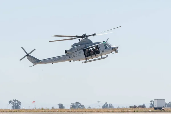 Атакующий вертолет UH-1Y Venom выступает на авиасалоне Miramar — стоковое фото