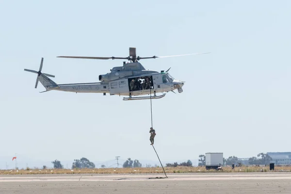 UH-1Y Venom attack helicopter performing at the Miramar Air Show — Stock Photo, Image