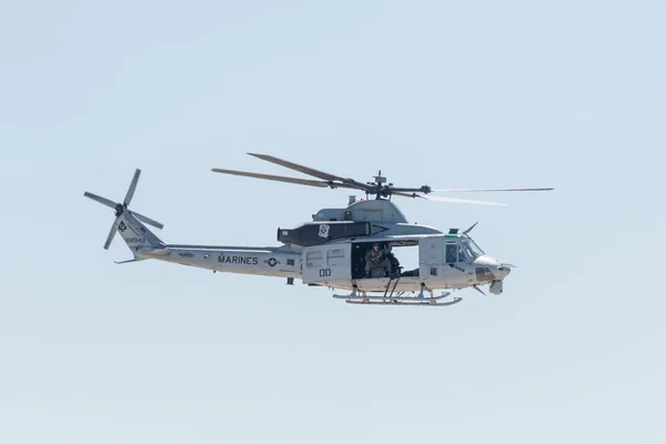 Hélicoptère d'attaque UH-1Y Venom performant au Miramar Air Show — Photo