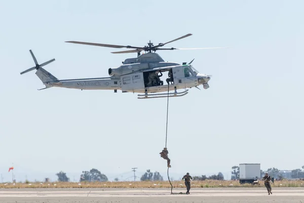 Uh-1y Venom saldırı helikopteri Miramar hava Fuarı'nda gerçekleştirme — Stok fotoğraf