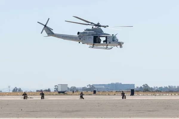 Uh-1y Venom saldırı helikopteri Miramar hava Fuarı'nda gerçekleştirme — Stok fotoğraf