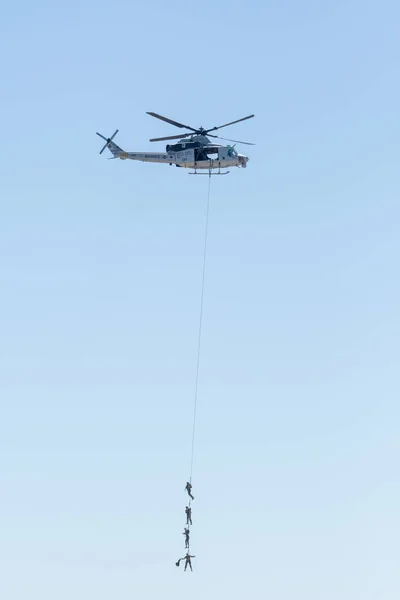 Helicopter lifting soldiers at the Miramar Air Show — Stock Photo, Image