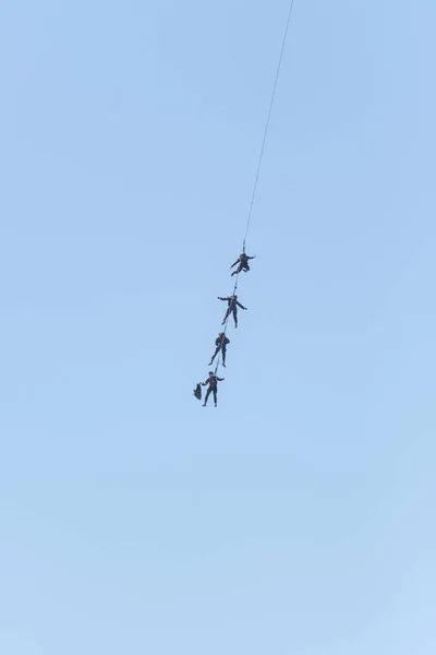 Helicópteros levantando soldados en el Miramar Air Show — Foto de Stock