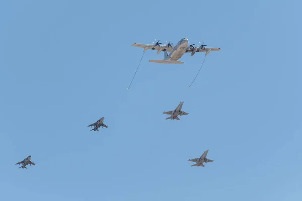 Vzdušné tankování simulace z Kc-130 Hercules na Mirama — Stock fotografie