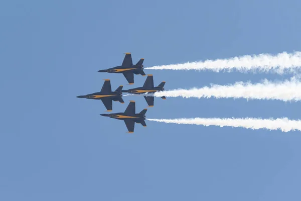 Ángeles Azules de la Marina de los Estados Unidos actuando en el Miramar Air Show —  Fotos de Stock