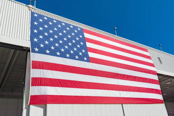 ミラマーの航空ショーで大規模な米国旗 — ストック写真