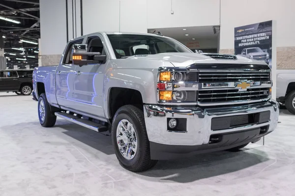 Chevrolet Silverado 2500HD LTZ esillä — kuvapankkivalokuva