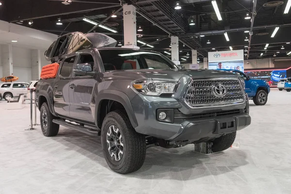 Toyota tacoma auf dem display — Stockfoto