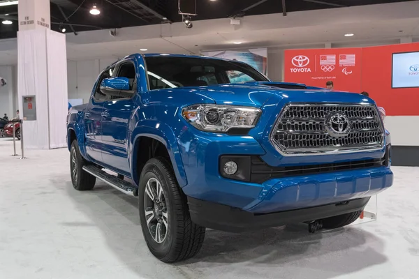 Toyota Tacoma på displayen — Stockfoto