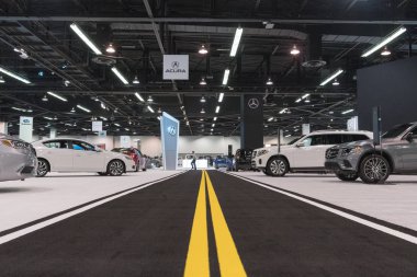 Ekran üzerinde duruyor