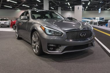 Infiniti Q70 ekranda