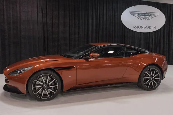 Aston Martin Db11 a kijelzőn — Stock Fotó