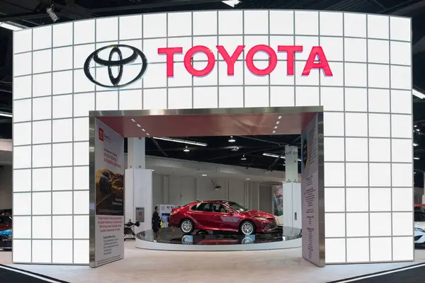 Toyota stand auf dem display — Stockfoto