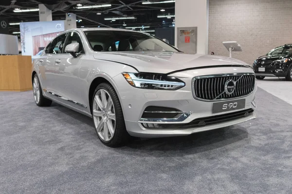 Volvo S90 på displayen — Stockfoto