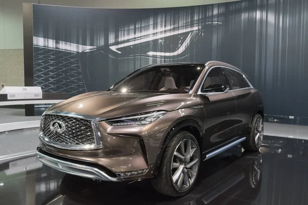 Infiniti Qx50 kavramı Crossover ekranda — Stok fotoğraf