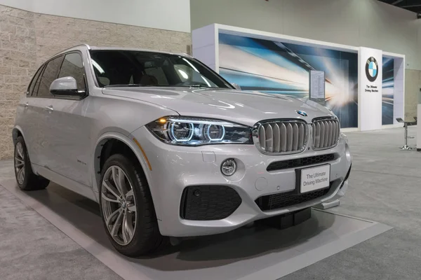 BMW X5 xdrive40e på displayen — Stockfoto