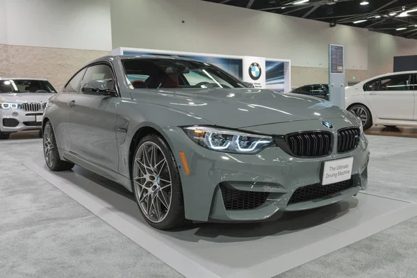 BMW M4 Coupé på displayen — Stockfoto
