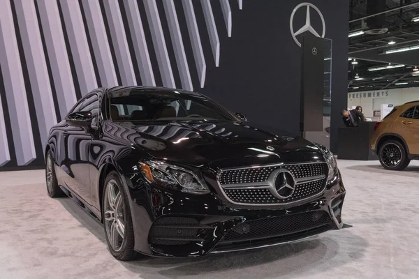 Mercedes-benz e400 auf dem display — Stockfoto