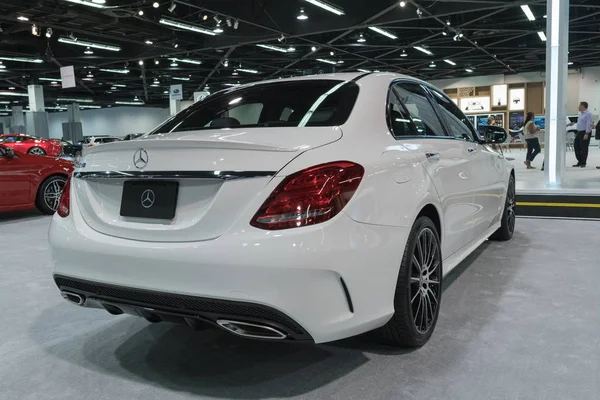Mercedes-Benz E300 en pantalla — Foto de Stock