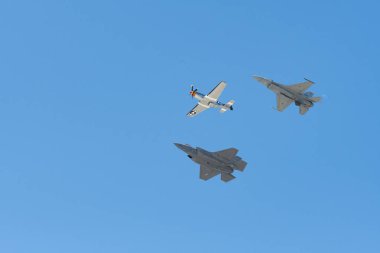 F-16 engerek, F-35 F-35a şimşek II, P-51 Mustang gerçekleştirmeyi